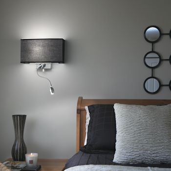 Wandleuchte mit Leselicht über dem Bett