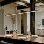 Preview: Schmale lange Pendelleuchte Tile über dem Esstisch in oxidierten Braun und Deckenbaldachin in Braun Preview: Schmale lange Pendelleuchte Tile über dem Esstisch in oxidierten Braun und Deckenbaldachin in Braun