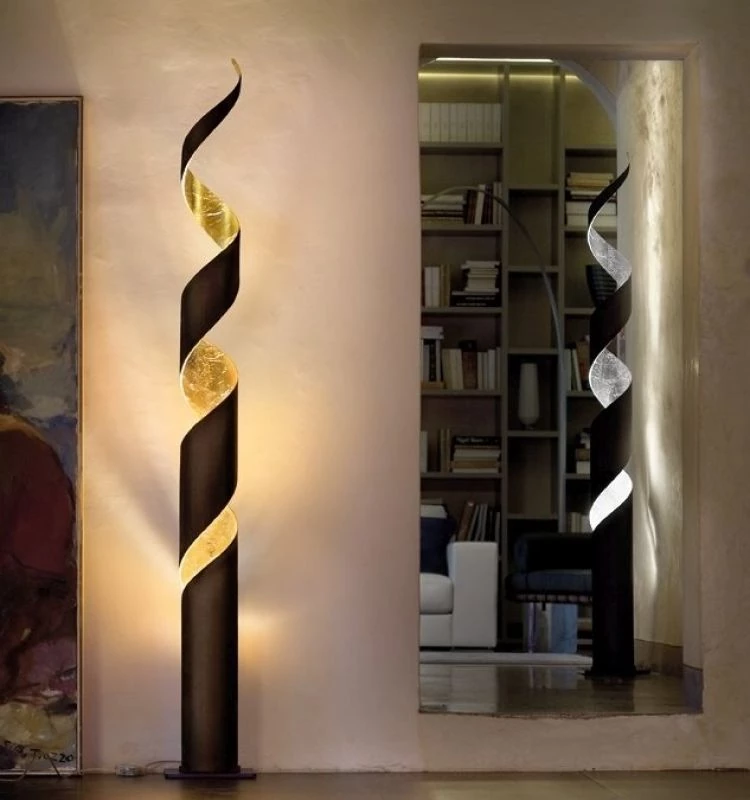 Wohnzimmer Stehlampe Truciolo von Braga in rost mit blattgold