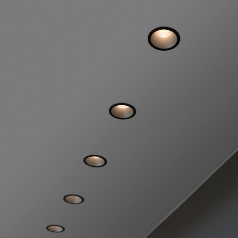 Moderner Deckeneinbaustrahler in Schwarz-Gold