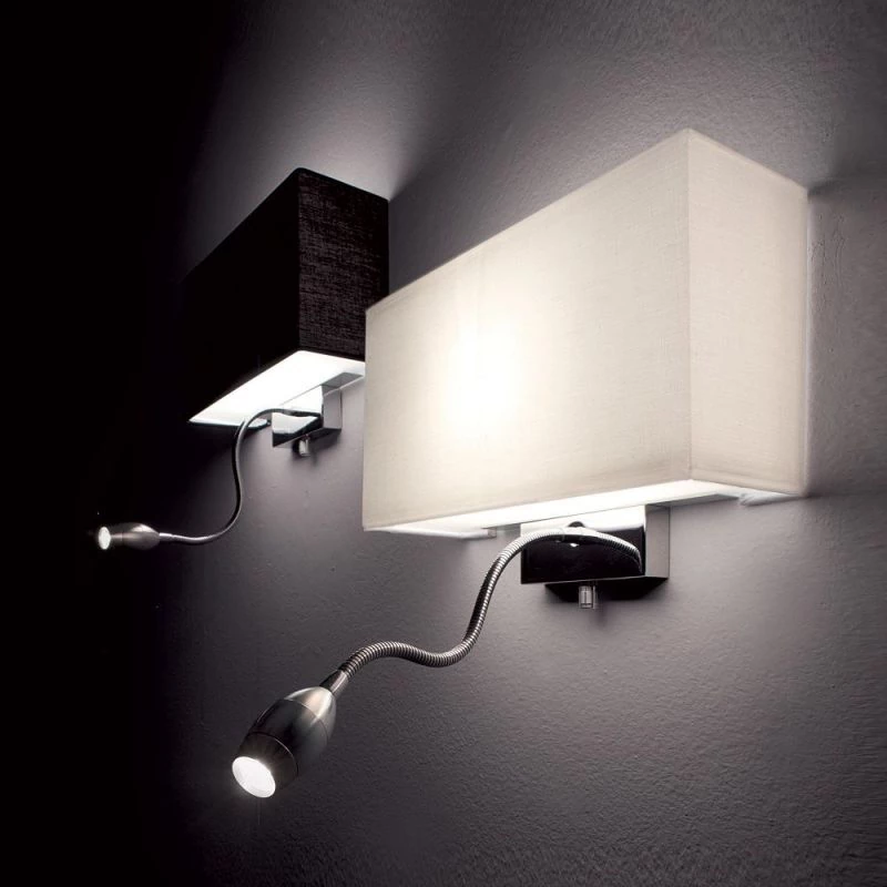 Wandlampe mit schwarzen oder weißen eckigen Lampenschirm und LED Leselampe eingeschaltet