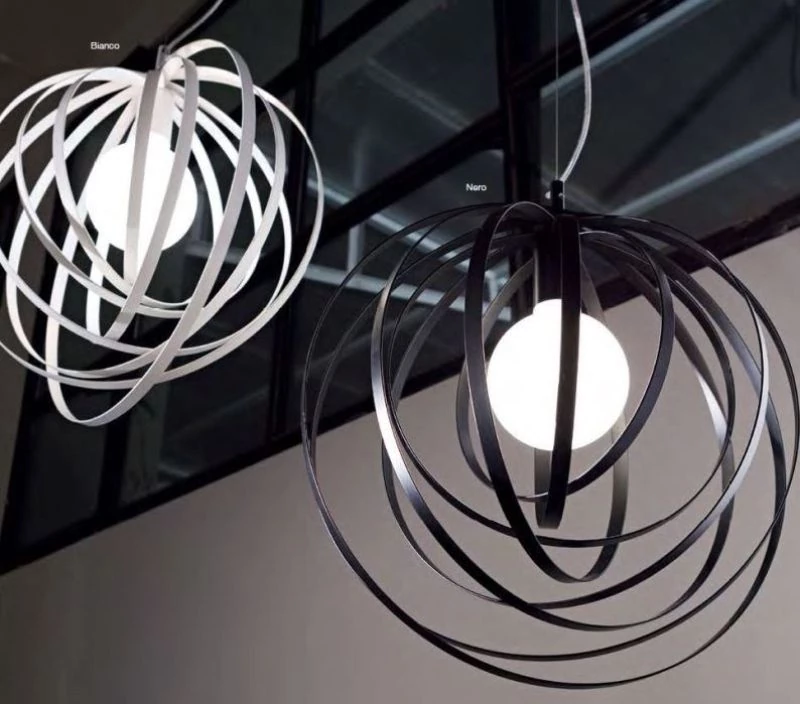 Pendant lamp in white or black rotating metal rings