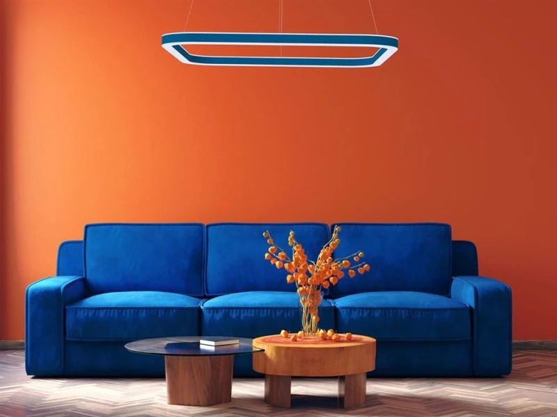 Große quadratische Ringleuchte Sqing in Blau über der Couch