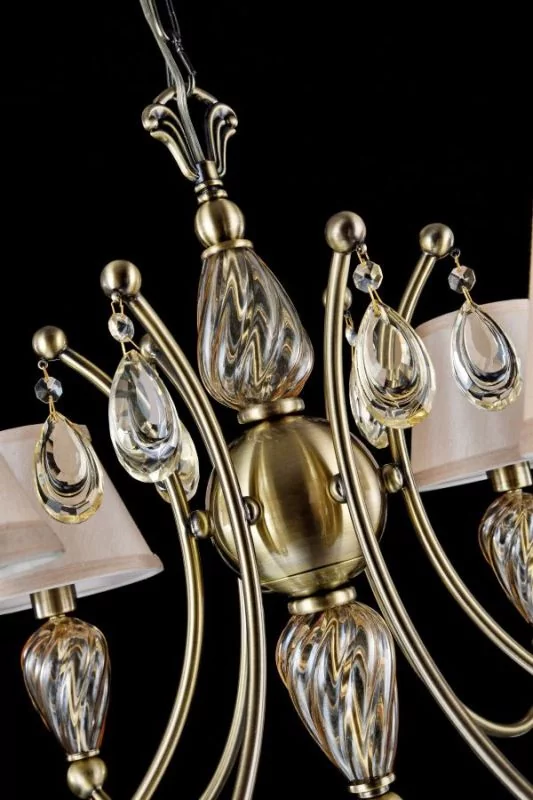 Metallrahmen in Bronze und Glaselementen in Champagner