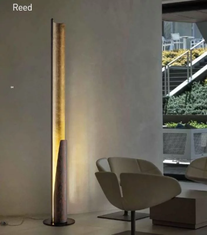 Slim elongated floor lamp Reed: outside rust/brown - inside gold leaf