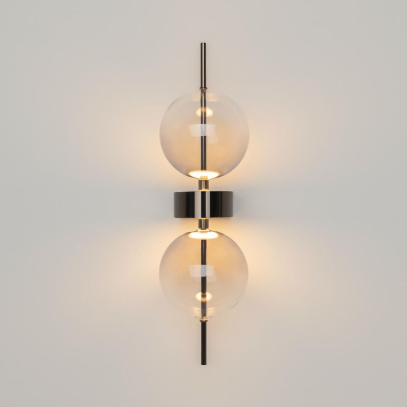 Preview: Design Wandleuchte Schwarz zwei Glaskugeln warmweiss leuchtend, Nahaufnahme