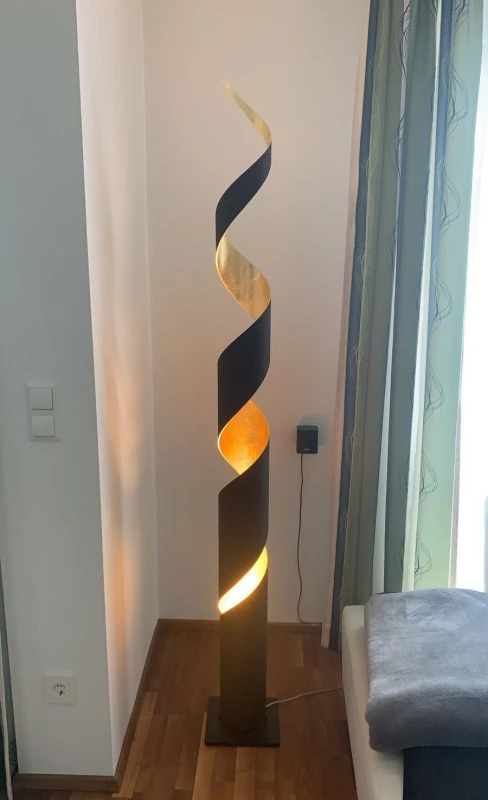 Floor lamp Truciolo in the corner, color dark brown/leaf gold