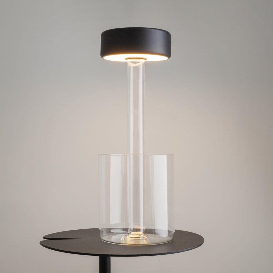 Schwarze Akku Tischleuchte mit Glasvase fuer Blumen Maytoni AI Collabo