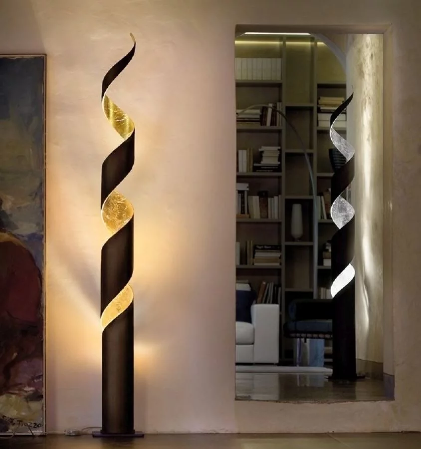 Stehlampe in Schwarz und Blattgold Stehlampe in Schwarz und Blattgold