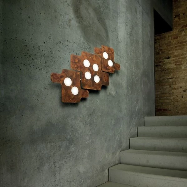 Drei Puzzle LED Lampen am Stiegenaufgang, Farbe: Braun oxidiert