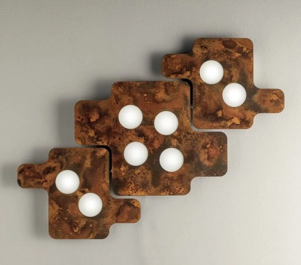 Drei Puzzle LED Lampen an der Wand, Farbe: Braun oxidiert