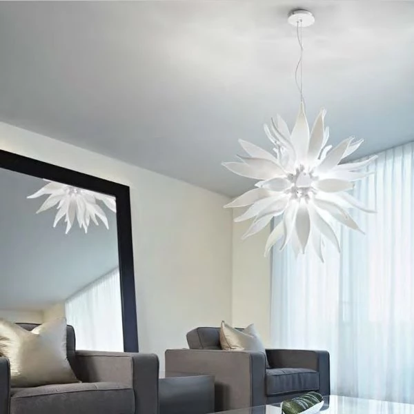 Wohnzimmer Glas-Pendellampe Leaves von Ideal Lux mit weißen Glaselementen