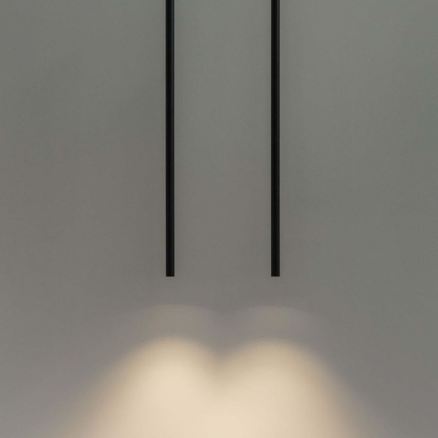 Symmetrie und Licht: Die minimalistische Zylinderform wirft einen präzisen, stimmungsvollen Lichtkegel.