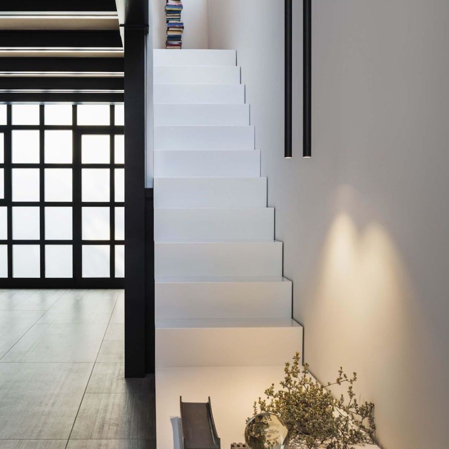 Elegante Akzentbeleuchtung: Die schlanke Look setzt architektonische Highlights an Wänden und Stiegenaufgängen.