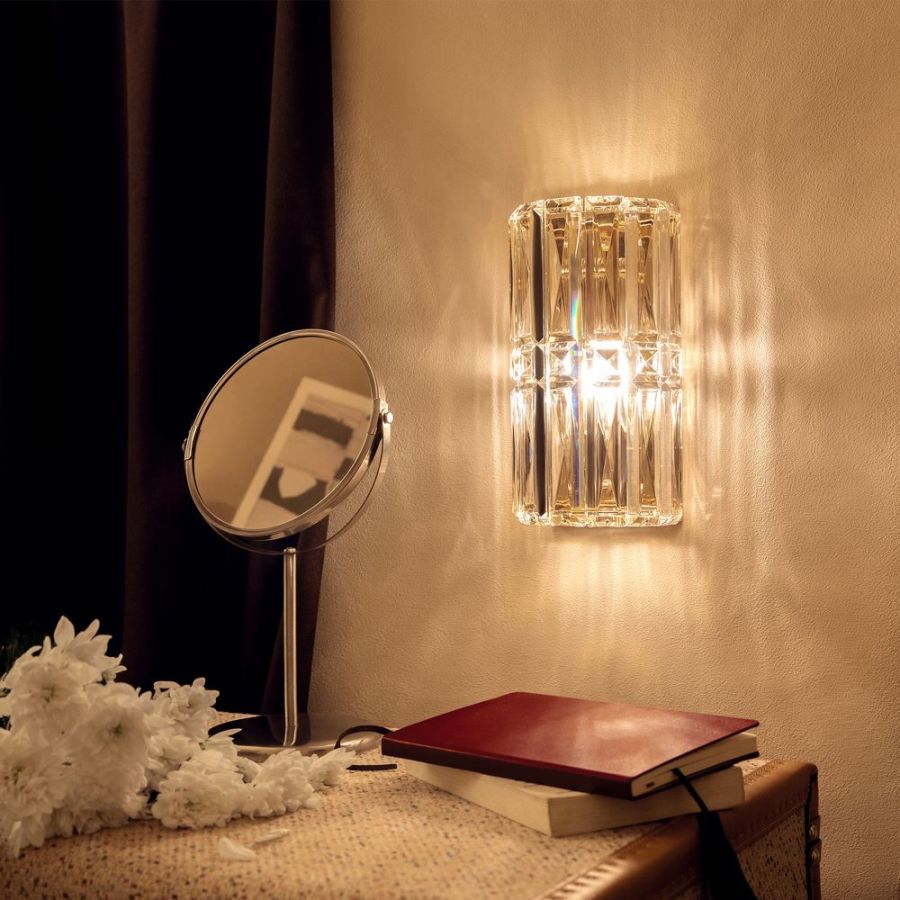 Schlafzimmer Wandlampe aus Kristall Facet neben dem Bett