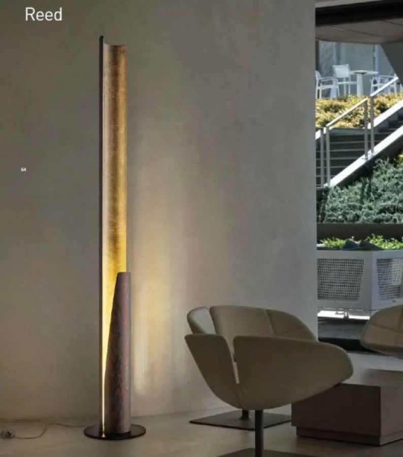 Slim elongated floor lamp Reed: outside rust/brown - inside gold leaf