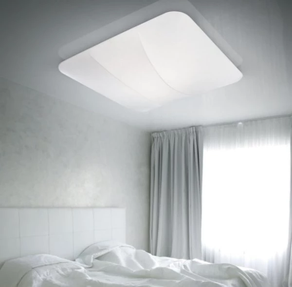 Angular ceiling lamp Tanki also fits well in the bedroom