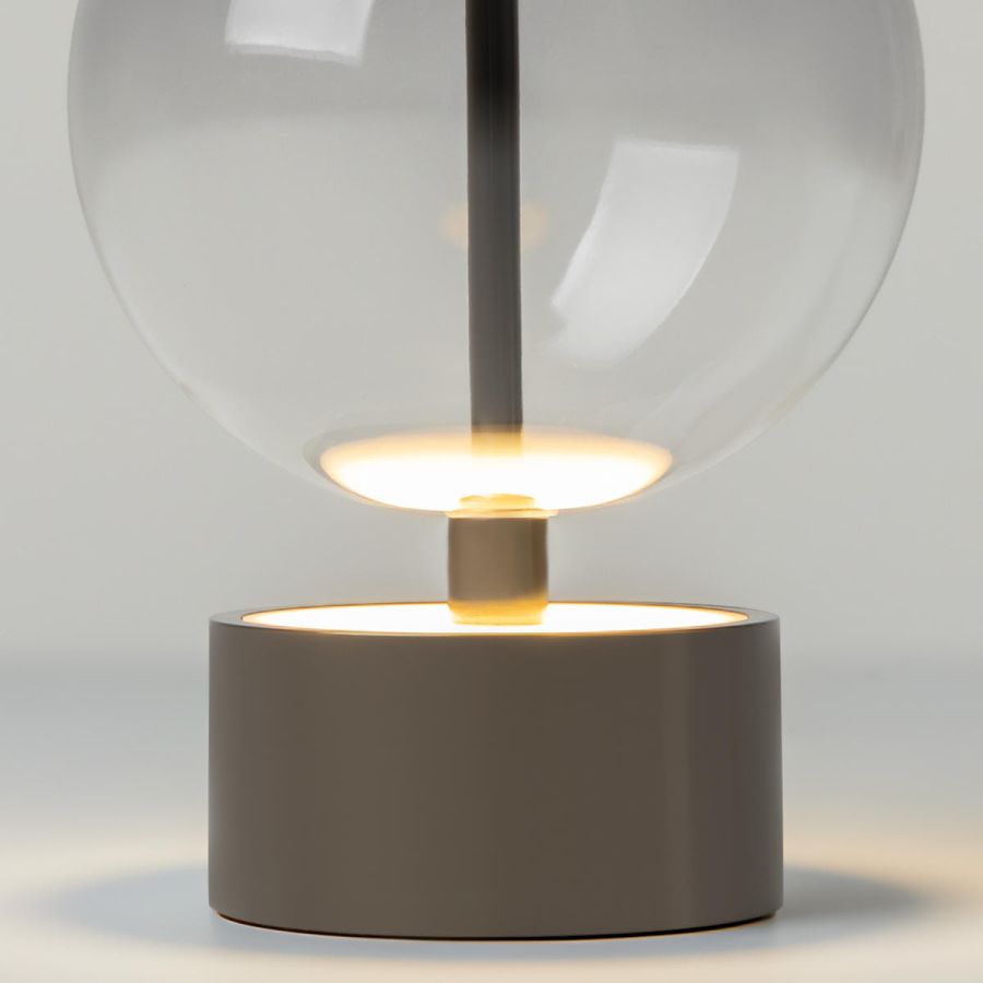 Runder Metallsockel Double Moon Akkuleuchte mit warmweissem LED, Nahaufnahme