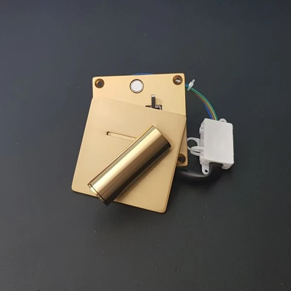 Ein Magnet verbindet die Frontplatte mit der Montageplatte