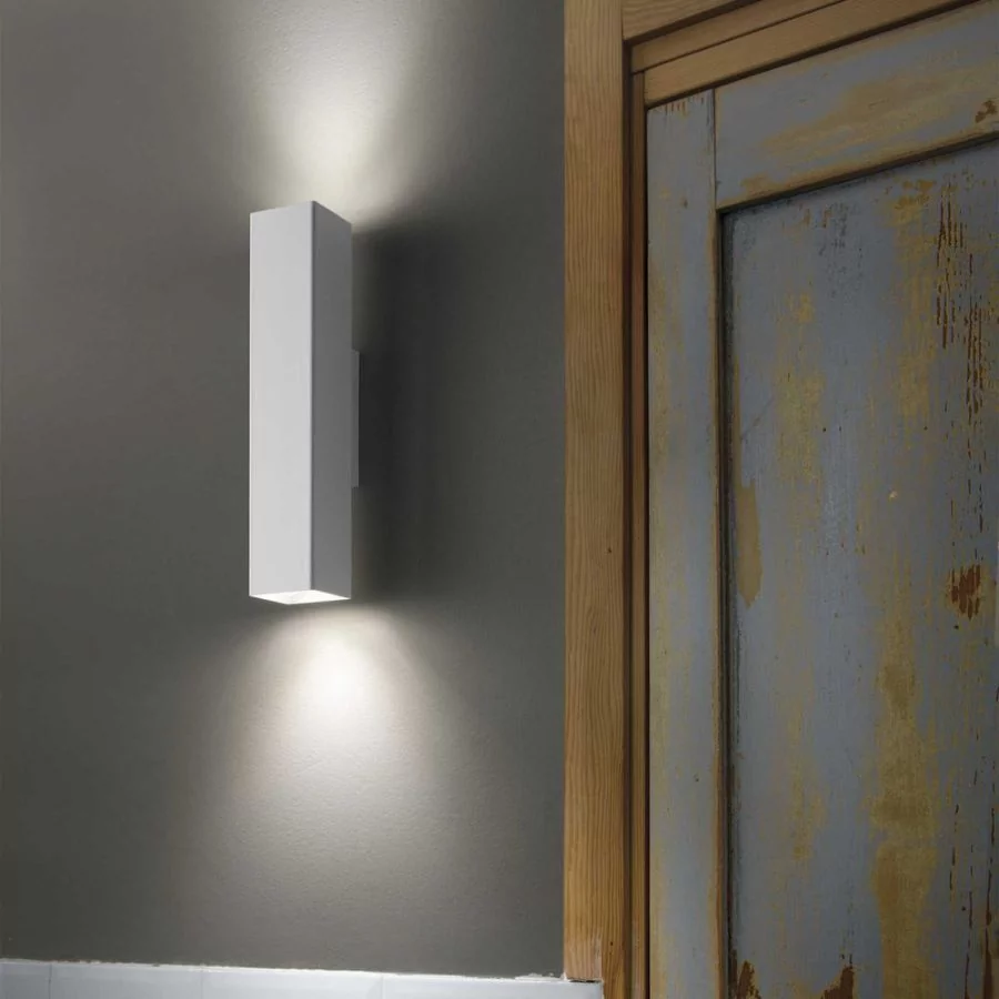 Interior wall lamp radiating upwards and downwards